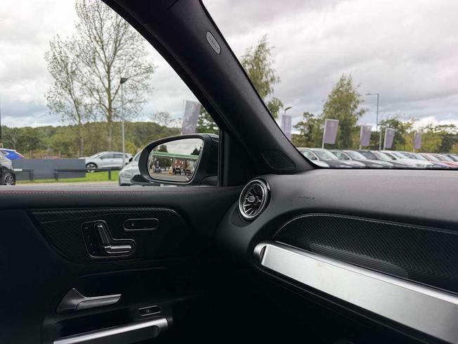 MERCEDES-BENZ GLB Photo 35