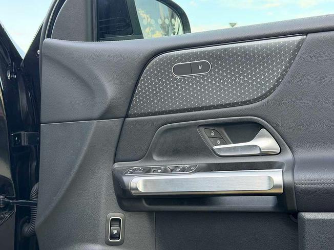 MERCEDES-BENZ GLB Photo 22