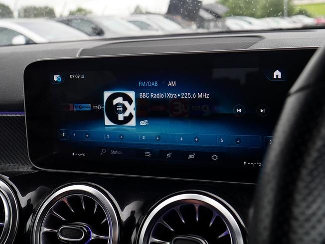 MERCEDES-BENZ GLB Photo 22