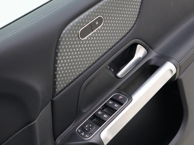 MERCEDES-BENZ GLB Photo 34