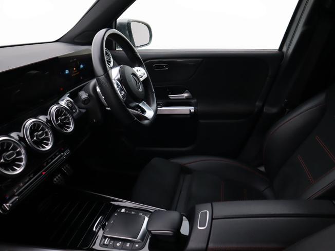 MERCEDES-BENZ GLB Photo 18