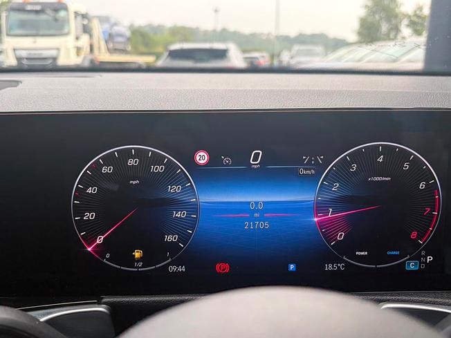 MERCEDES-BENZ GLB Photo 4