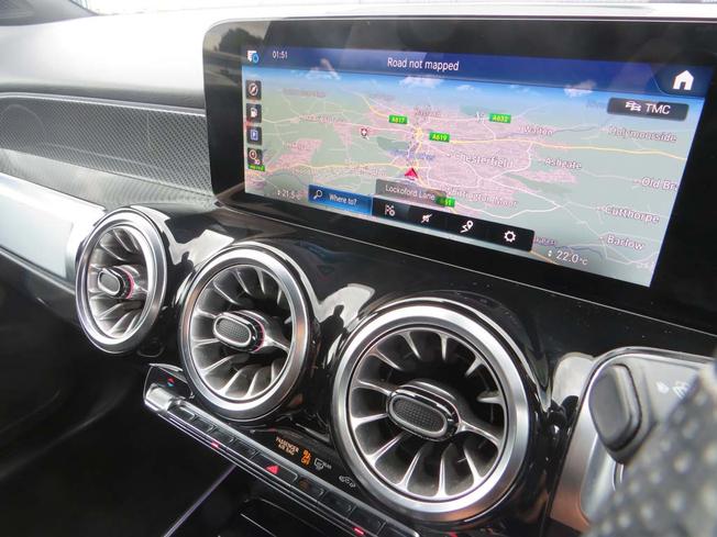 MERCEDES-BENZ GLB Photo 15