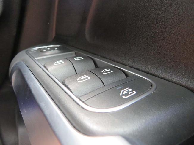 MERCEDES-BENZ GLB Photo 28