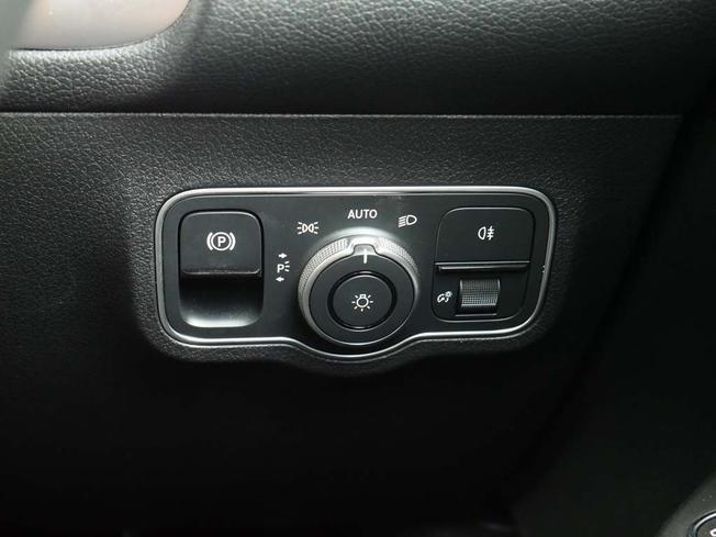 MERCEDES-BENZ GLB Photo 16