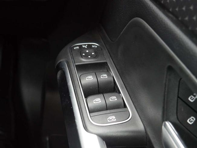 MERCEDES-BENZ GLB Photo 17