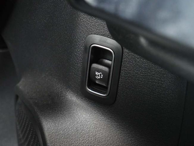 MERCEDES-BENZ GLB Photo 19