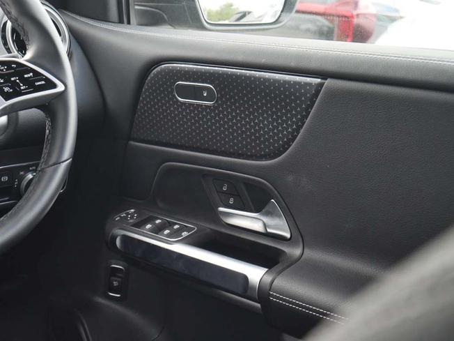 MERCEDES-BENZ GLB Photo 41