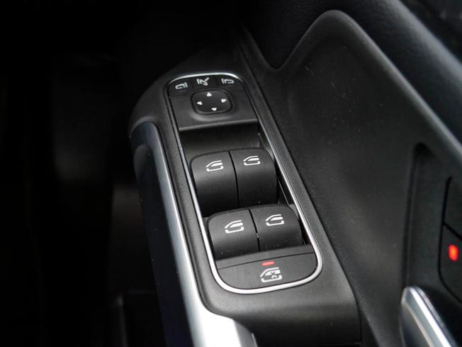 MERCEDES-BENZ GLB Photo 16