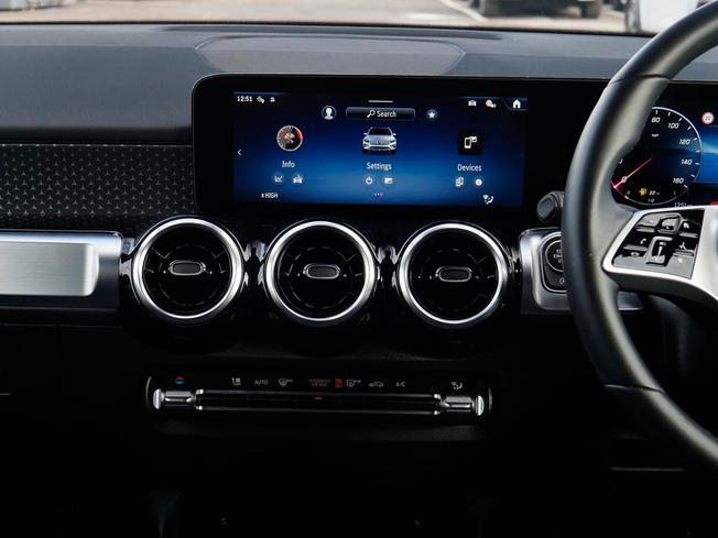 MERCEDES-BENZ GLB Photo 21
