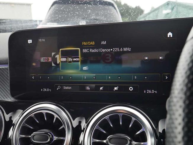 MERCEDES-BENZ GLB Photo 21