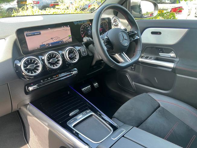 MERCEDES-BENZ GLA Photo 3