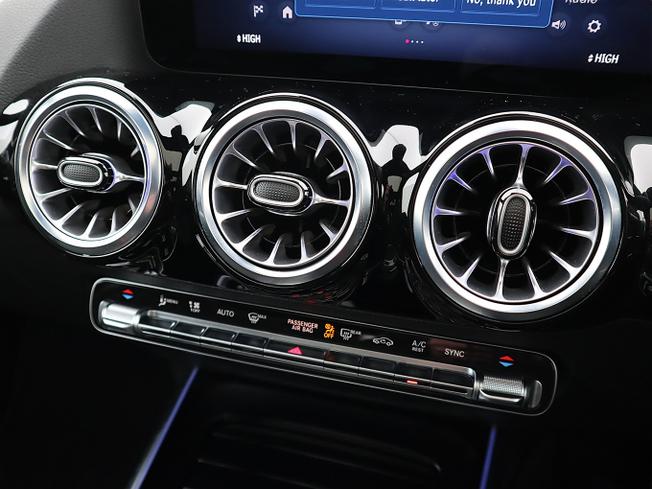 MERCEDES-BENZ GLA Photo 25