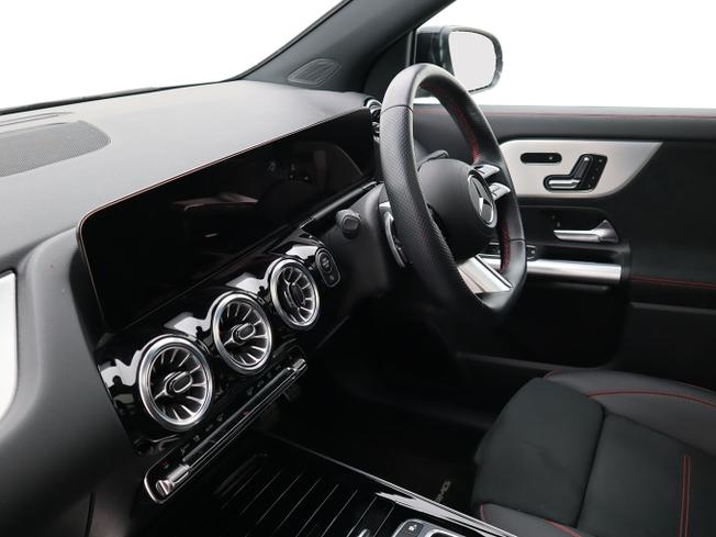 MERCEDES-BENZ GLA Photo 3