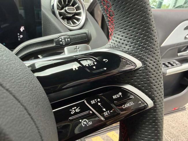 MERCEDES-BENZ GLA Photo 28