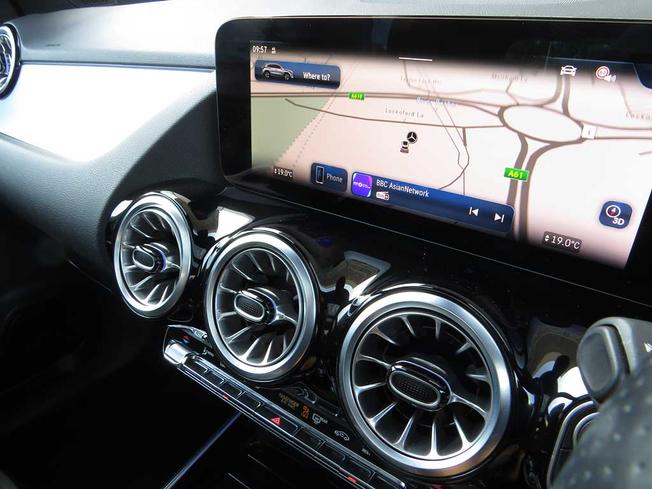 MERCEDES-BENZ GLA Photo 15