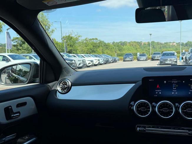 MERCEDES-BENZ GLA Photo 45