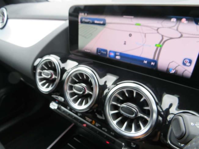 MERCEDES-BENZ GLA Photo 13