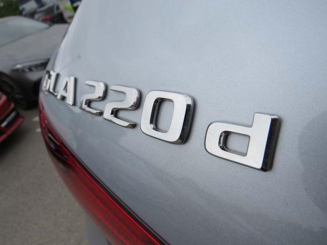 MERCEDES-BENZ GLA Photo 16