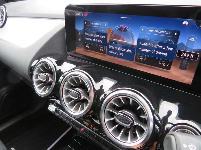 MERCEDES-BENZ GLA Photo 39