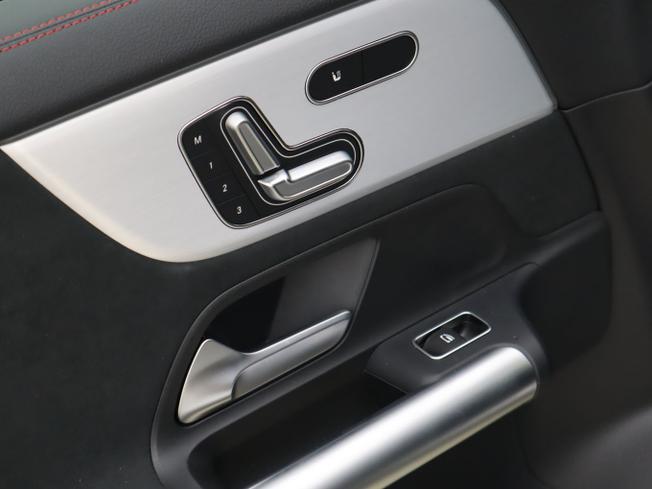 MERCEDES-BENZ GLA Photo 22