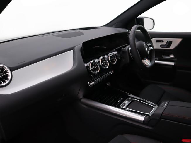 MERCEDES-BENZ GLA Photo 3