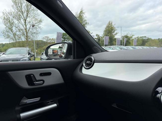 MERCEDES-BENZ GLA Photo 32