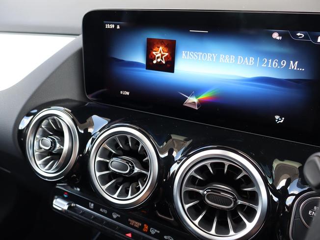 MERCEDES-BENZ GLA Photo 20
