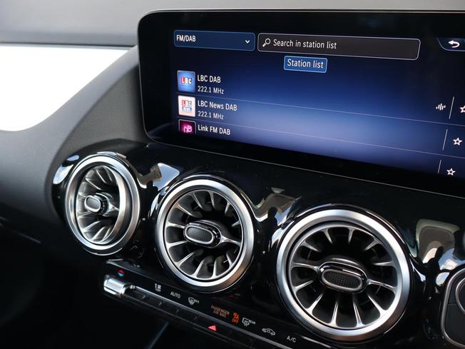 MERCEDES-BENZ GLA Photo 32