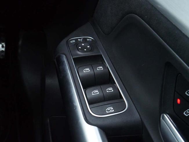 MERCEDES-BENZ GLA Photo 16