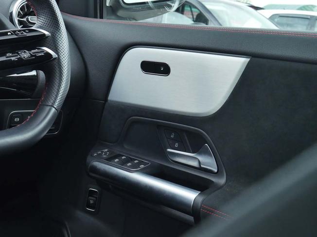 MERCEDES-BENZ GLA Photo 42