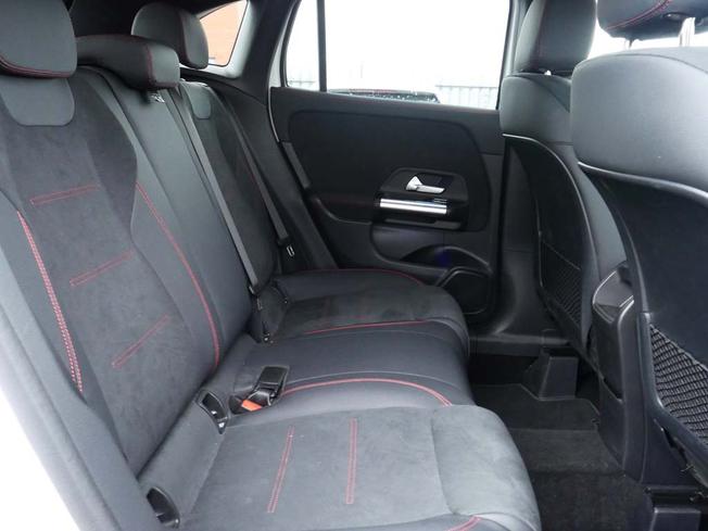 MERCEDES-BENZ GLA Photo 8