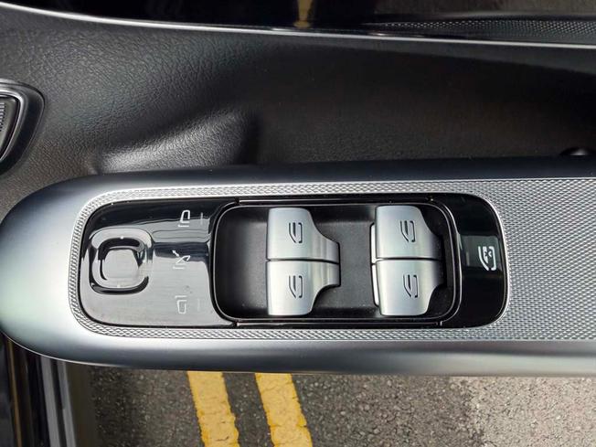 MERCEDES-BENZ Eqe Photo 22