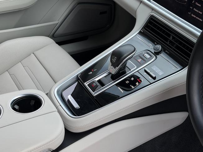 PORSCHE Panamera Photo 25