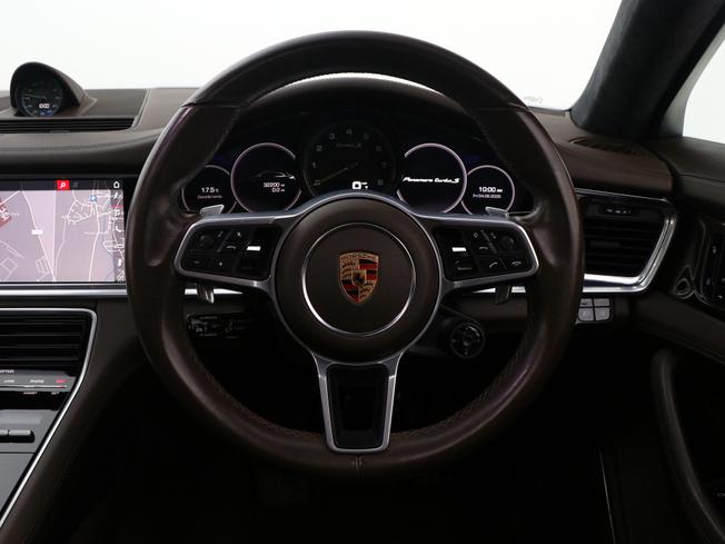PORSCHE Panamera Photo 30