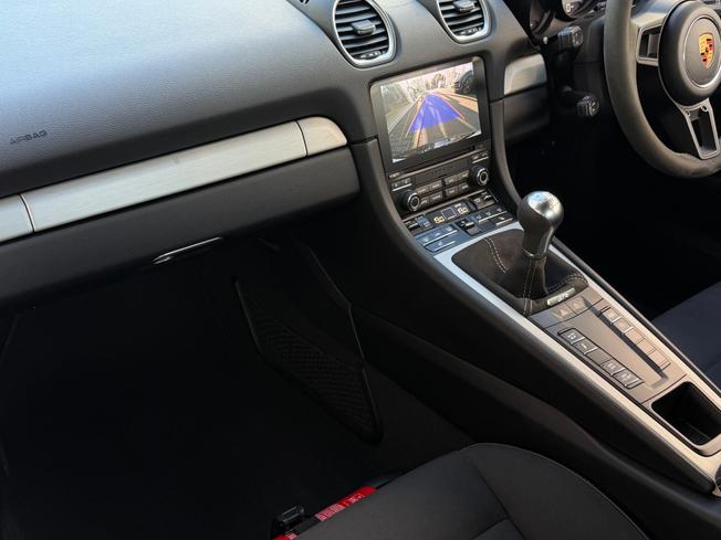 PORSCHE 718 Cayman Photo 15