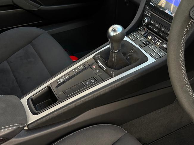 PORSCHE 718 Cayman Photo 18
