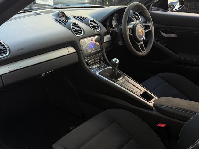 PORSCHE 718 Cayman Photo 2