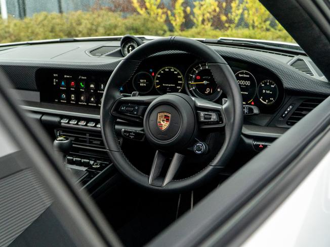 PORSCHE 911 Photo 10