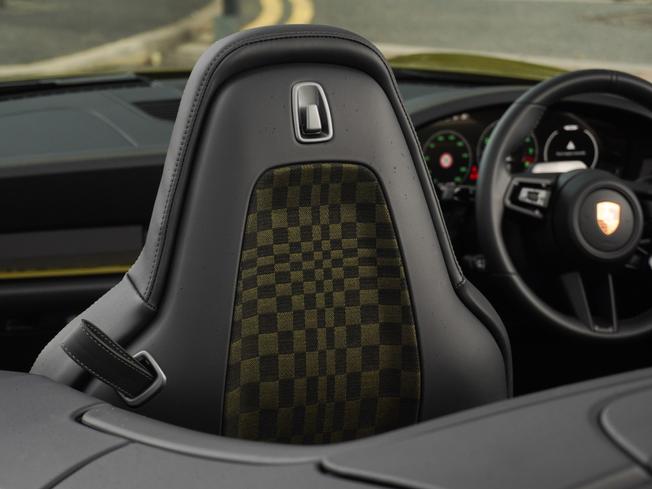 PORSCHE 911 Photo 16