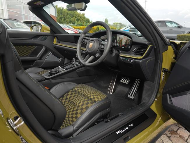 PORSCHE 911 Photo 8