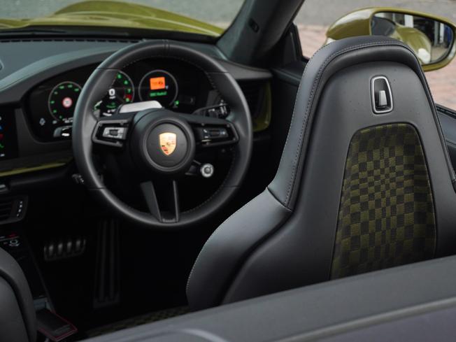 PORSCHE 911 Photo 9