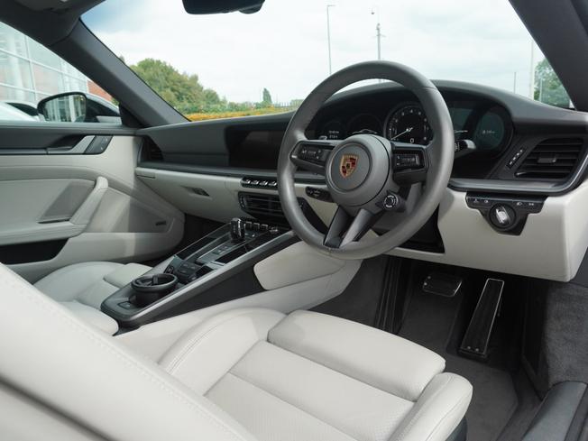 PORSCHE 911 Photo 10