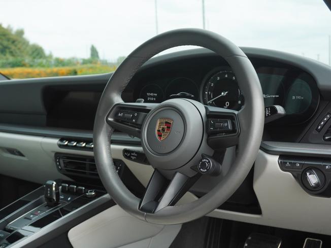 PORSCHE 911 Photo 8