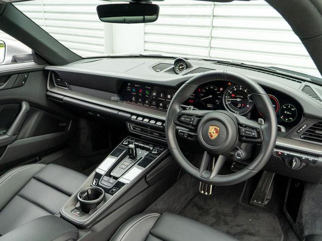 PORSCHE 911 Photo 8
