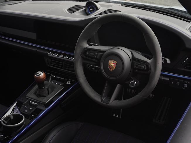 PORSCHE 911 Photo 8