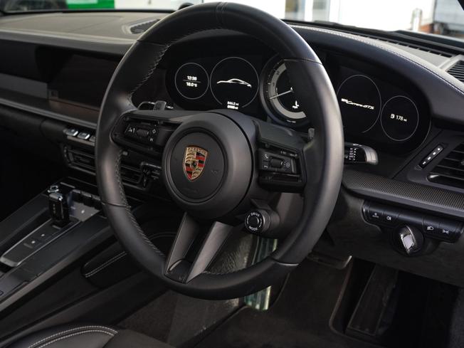 PORSCHE 911 Photo 8