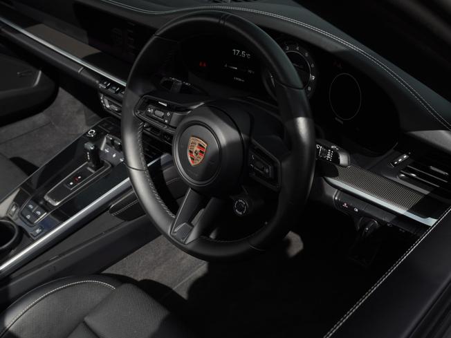 PORSCHE 911 Photo 10