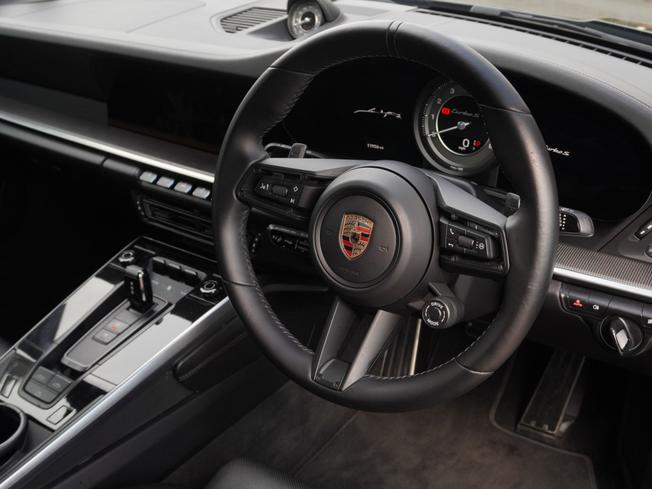 PORSCHE 911 Photo 8