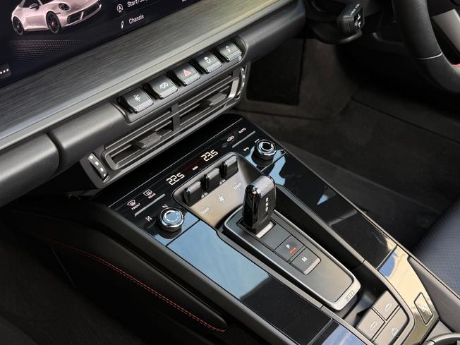 PORSCHE 911 Photo 17